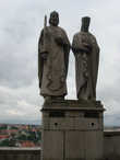 Статуи Иштвана и Гизеллы над обрывом крепостного холма