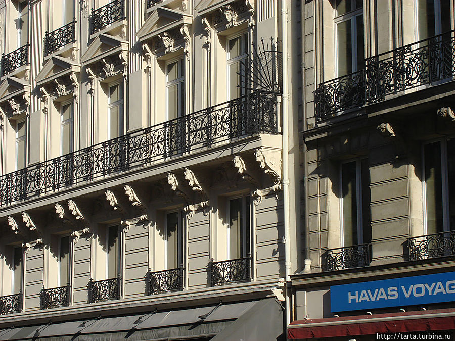 На окнах и балконах ажурные ограждения. И везде разные. Париж, Франция