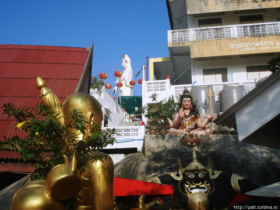 На заднем плане еще одна фигура Гуаньинь — дсятиметровая белая статуя. Хуа-Хин, Таиланд