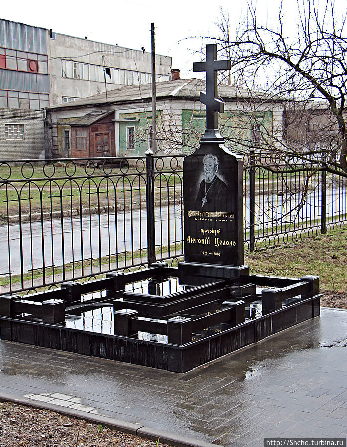 оставалось еще минут 15, и я обошел территорию, на заднем дворе, традиционно, были могилы Харьков, Украина