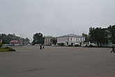 Площадь им. III Интернационала (бывшая Гостинодворская). Справа — самое первое гражданское каменное здание в городе — дом купчихи Беловой (1854 г.)