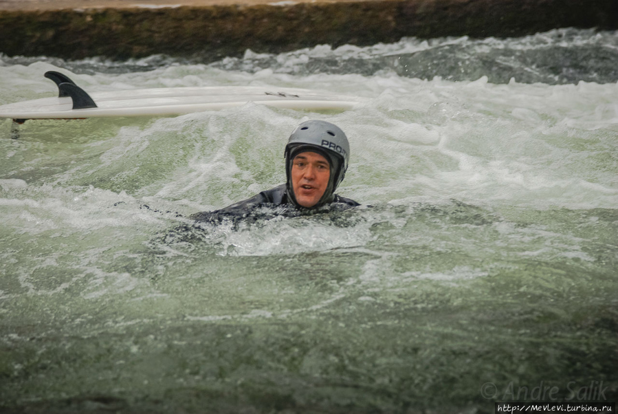 Сёрфер в центре города Мюнхен, Германия Сёрфер в центре города Мюнхен, Германия