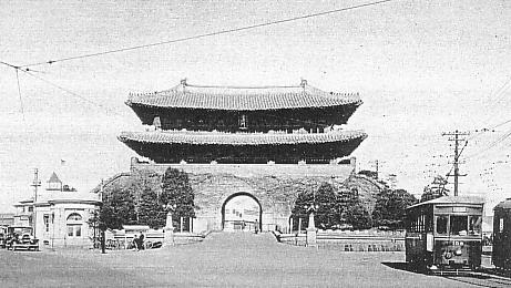 Ворота Намдэмун в годы японского правления. Википедия. Что характерно — японцы весь мусор разгребли и трамвай пустили