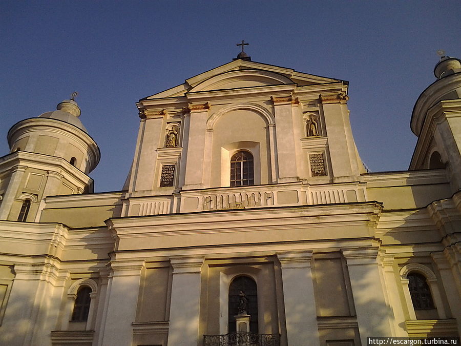Фасад Петропавловского костела Луцк, Украина