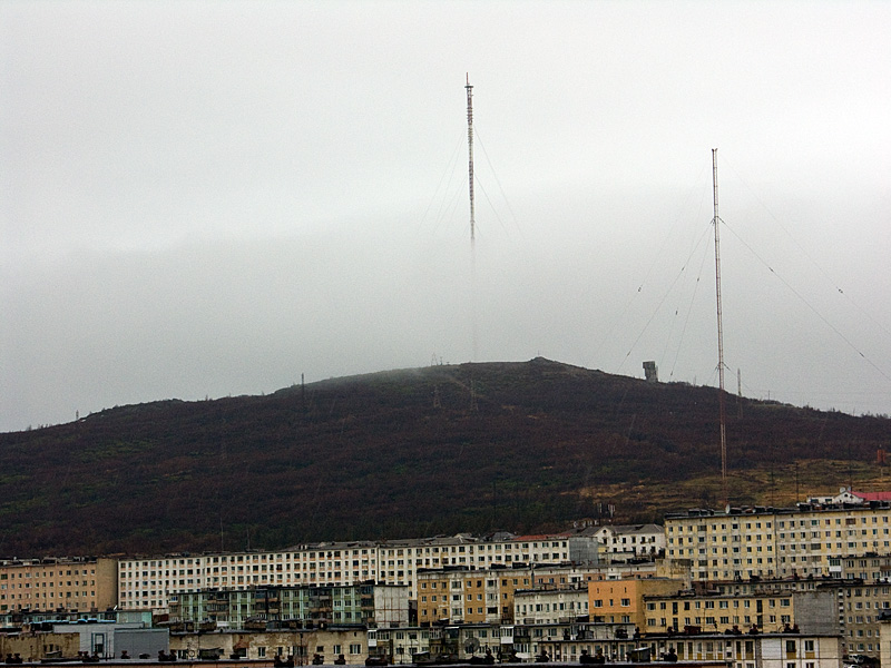 Сопка Крутая — Маску Скорби на ее вершине удается разглядеть даже в тумане из многих точек Магадана. Магадан, Россия