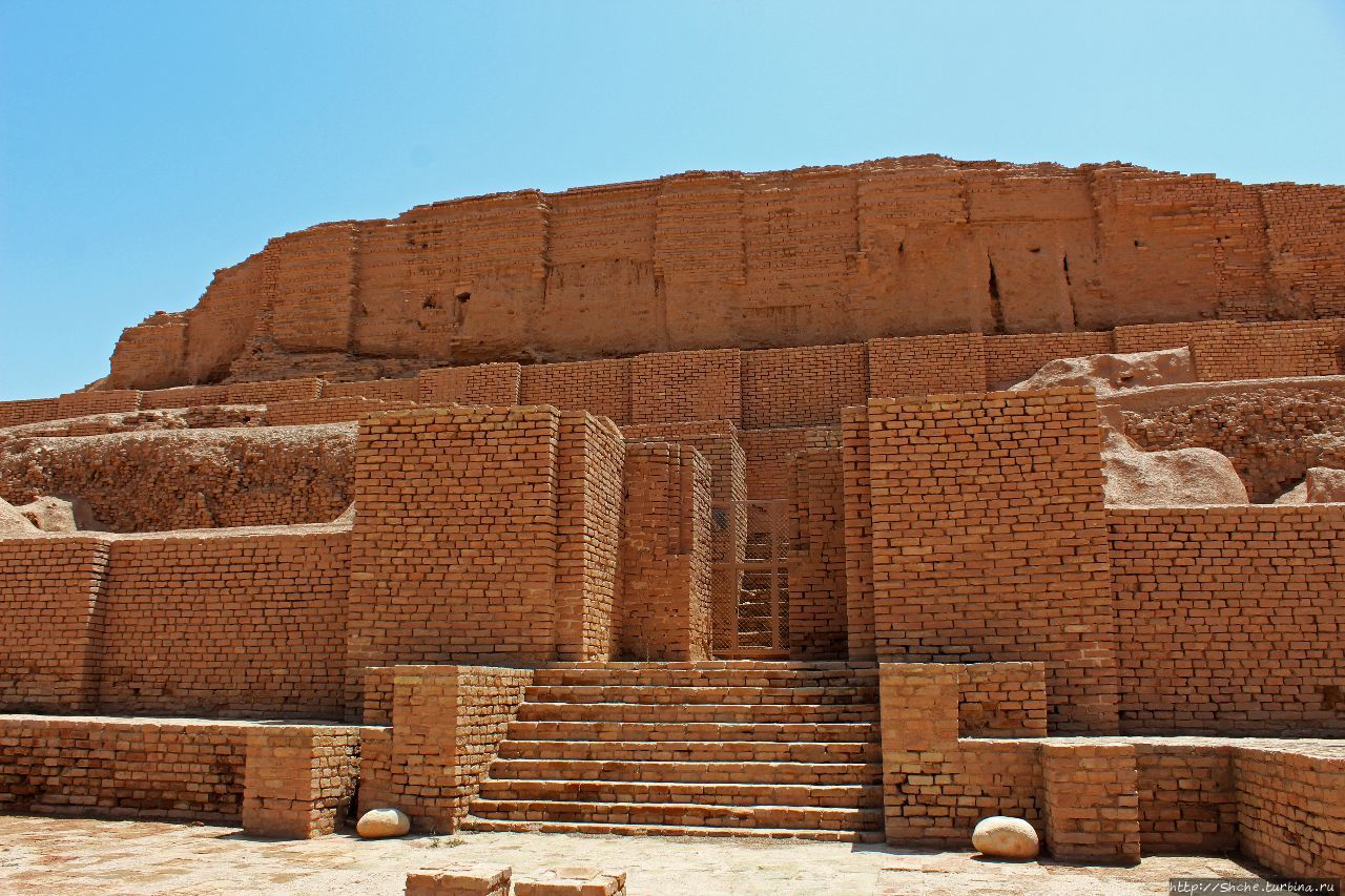 Древний город Чога-Занбиль Чога-Занбиль античный город, Иран Древний город Чога-Занбиль Чога-Занбиль античный город, Иран