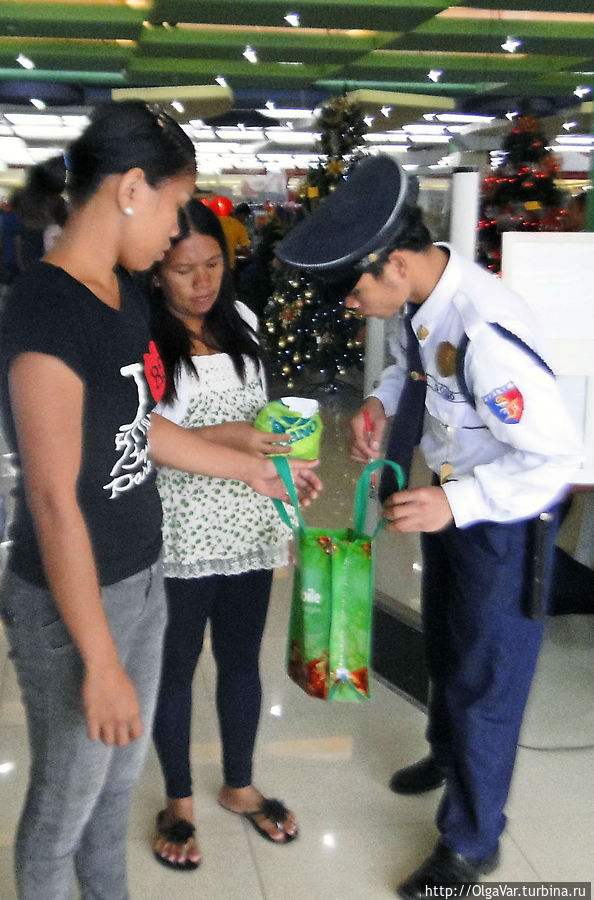Что вы там купили.... На выходе из супермаркета стоят секьюрити и проверяют, есть ли у вас чек, могут и в сумку заглянуть Что вы там купили.... На выходе из супермаркета стоят секьюрити и проверяют, есть ли у вас чек, могут и в сумку заглянуть