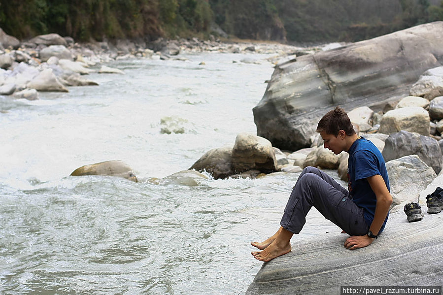 Татопани, Непал. Из под камня бьет горячий источник. Татопани, Непал. Из под камня бьет горячий источник.