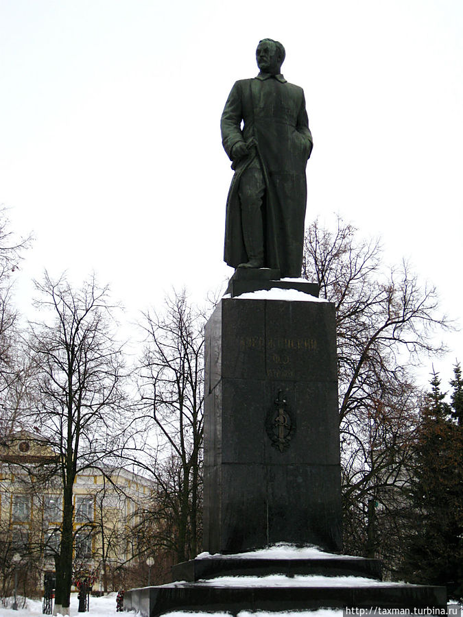 Памятник Дзержинскому / Monument to Dzerzhnskiy
