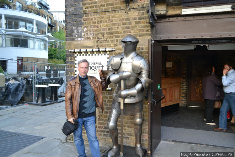 У входа в Medieval Banque У входа в Medieval Banque