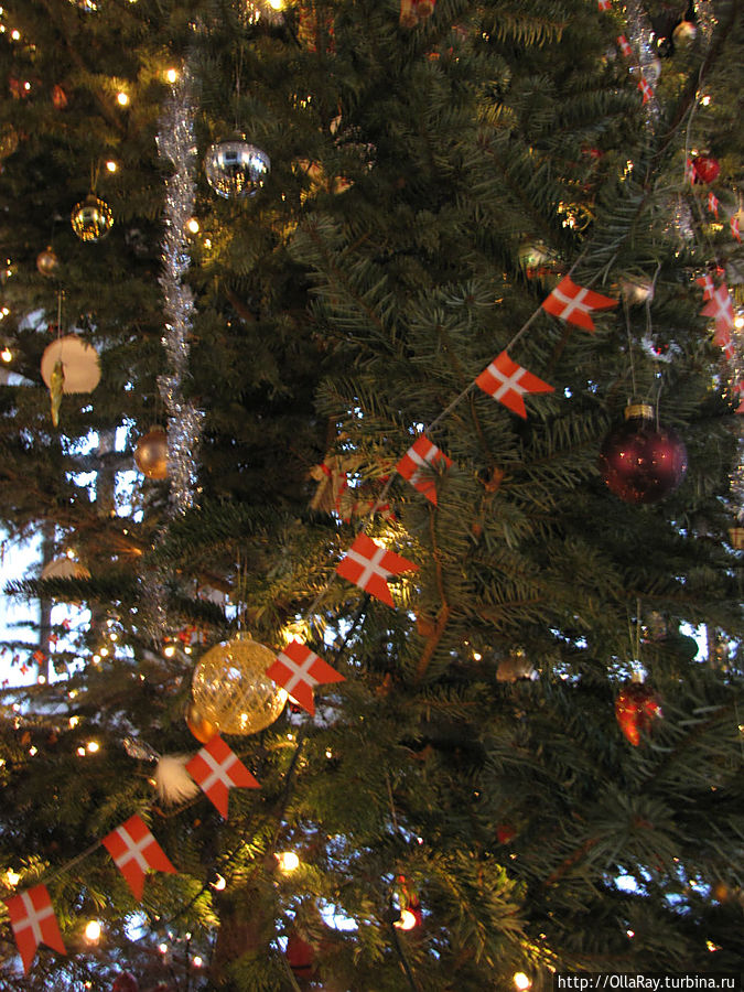 А ёлку украшала очень патриотичная гирлянда:) Хельсингёр, Дания