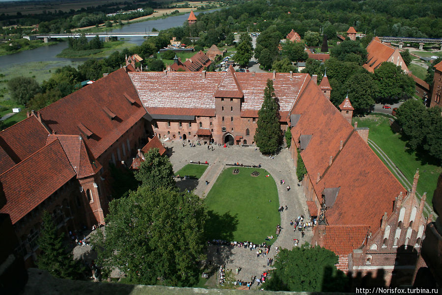 Вид на двор Среднего замка с Главной башни Мальборк, Польша