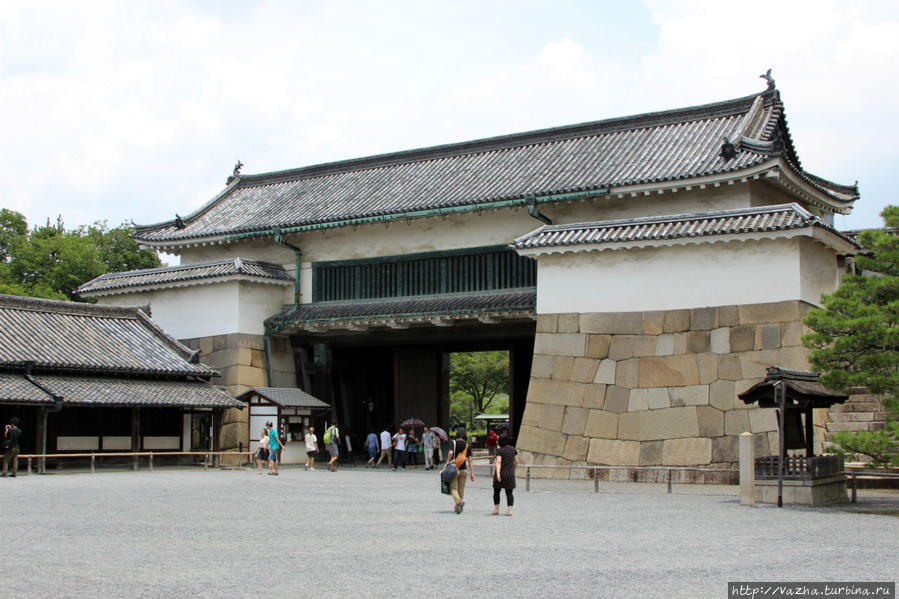 На входе в дворцовый комплекс Киото, Япония