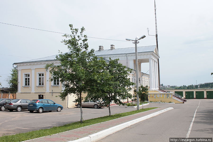 Ведь в первой части дворца сейчас находится районное отделение милиции и ГАИ.. Воложин, Беларусь