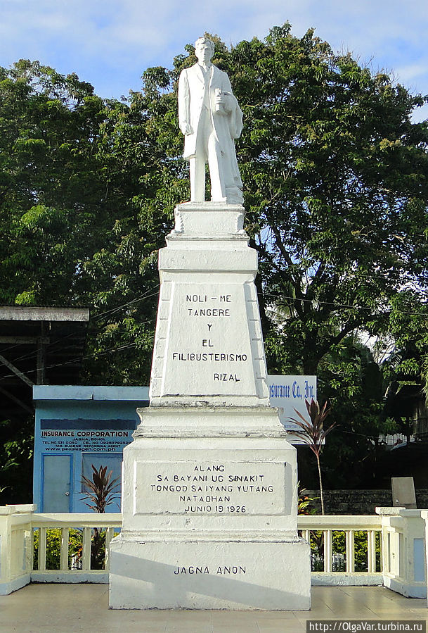 * В сквере вы обязательно найдете монумент реальной исторической личности – Хосе Ризаля, филиппинского революционера, памятники ему украшают многие города Филиппин * В сквере вы обязательно найдете монумент реальной исторической личности – Хосе Ризаля, филиппинского революционера, памятники ему украшают многие города Филиппин