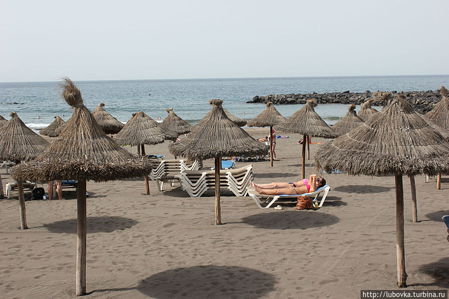 Тёмно серый песок на Пляже в Лас Америкас. Тёмно серый песок на Пляже в Лас Америкас.