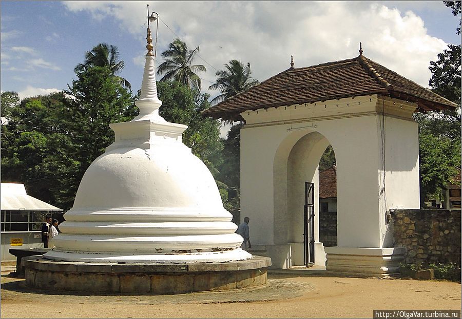 *Охотники за сокровищами, полагая, что одна из ступ на территории храма, посвященного богу Ната, хранит в себе реликвию – чашу Будды, в 1889 году разломали строение, но так ничего и не нашли Канди, Шри-Ланка