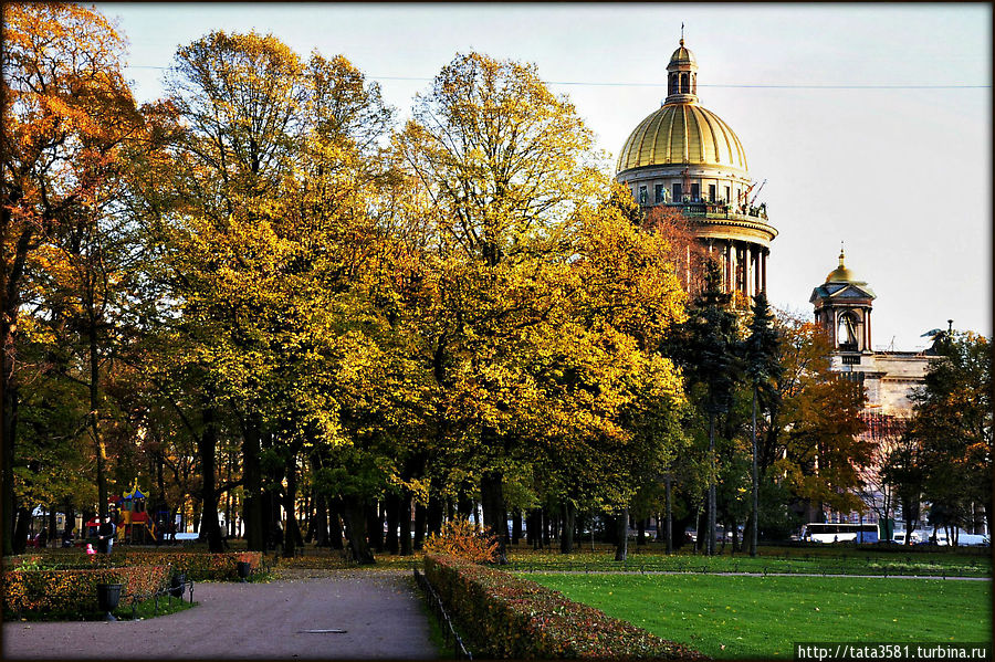 Вид на Исаакиевский собор из сада Санкт-Петербург, Россия