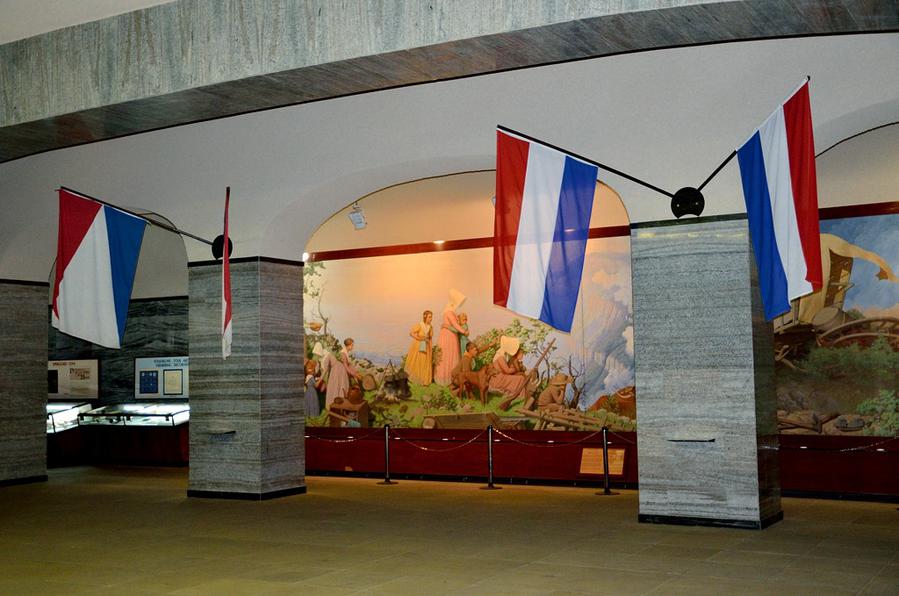 Внутри висят флаги Голландии и бурских провинций Претория, ЮАР