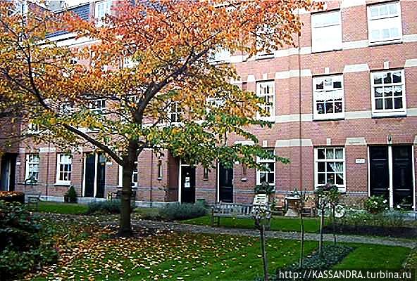 Внутренний дворик Rozenhofje Внутренний дворик Rozenhofje