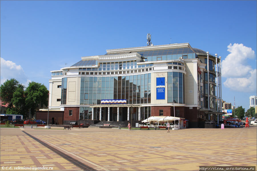 25. Слева от здания МГУ находится торгово-развлекательный центр Огарёв Plaza. Саранск, Россия