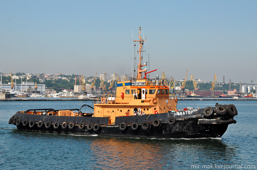 Проплывающий мимо буксир «Новатор», который еще раз появится в этом рассказе. Проплывающий мимо буксир «Новатор», который еще раз появится в этом рассказе.