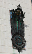 Часы на фасаде здания на площади св. Оронцио