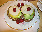Мое личное изобретение. Утренние бутерброды с авокадо, грушами и малинами. Безумно вкусно!!
