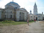 В центре монастырского комплекса располагается все тот же грандиозный Борисоглебский собор.