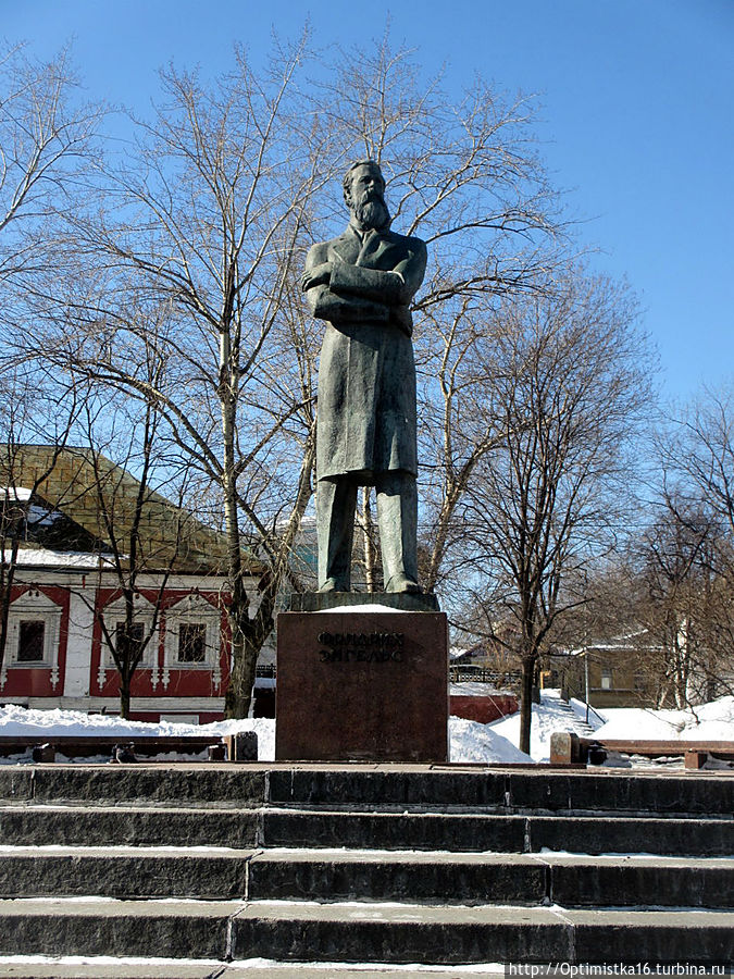 Энгельс, его памятник и я Москва, Россия