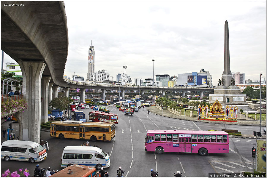 —
Первое, что бросилось нам в глаза, это то, что Бангкок очень даже разноцветный город. Здесь много разных цветов. Например, здесь разъезжают розовые, желтые и ярко-зеленые машины. Мне это сразу понравилось, поскольку есть города, в которых цвета мрачные или однообразные...
- Бангкок, Таиланд