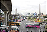 —
Первое, что бросилось нам в глаза, это то, что Бангкок очень даже разноцветный город. Здесь много разных цветов. Например, здесь разъезжают розовые, желтые и ярко-зеленые машины. Мне это сразу понравилось, поскольку есть города, в которых цвета мрачные или однообразные...
-