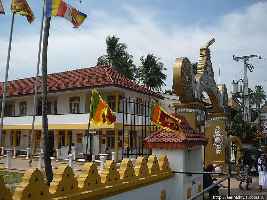 Храм в океане Хиккадува, Шри-Ланка