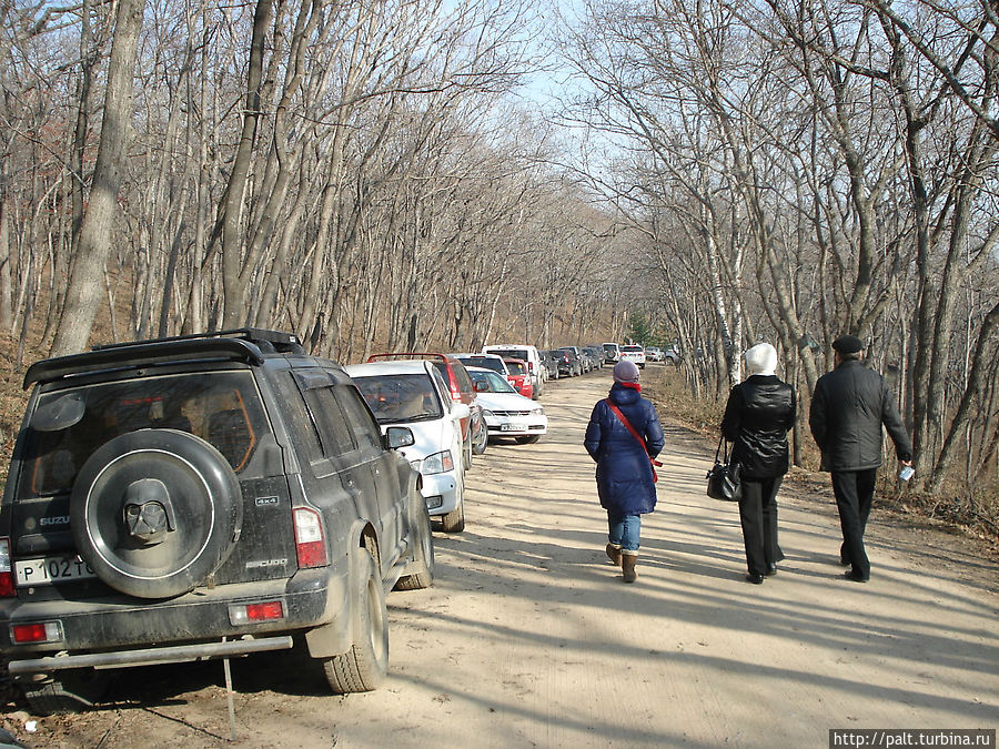 Хай вэй остался позади. И уже родное направление к знаменитой Ворошиловской батарее. Желающих посетить ее, как видите, много. Хай вэй остался позади. И уже родное направление к знаменитой Ворошиловской батарее. Желающих посетить ее, как видите, много.