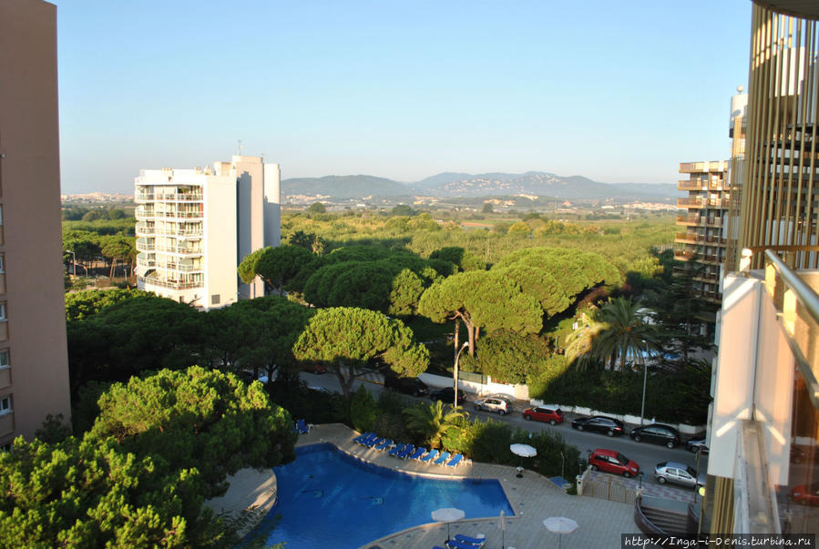 Виды с нашего балкона-террасы один другого лучше: и на море, и на горы, и на бассейн. Бланес, Испания