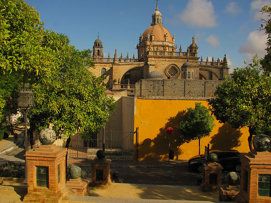 Выходим к заднему фасаду чего-то красивого. Выходим к заднему фасаду чего-то красивого.