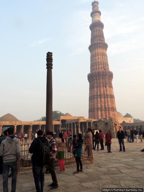 Две достопримечательности стоят рядом — Железная колонна и Кутуб Минар Дели, Индия