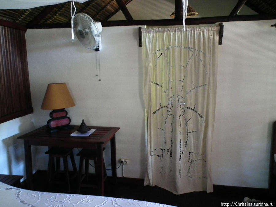 Дверей во многих помещения на Мадагаскаре нет. Вот, на пример здесь у нас вместо двери в туалет, была просто шторка. Зато, оцените, какая красивая. Кружева и вышивка ручной работы. Такой настоящий текстиль. В Европе такие вещи ручной работы стоят невероятно дорого, а здесь — это совершенно обыкновенный результат труда жителей близлежащей деревни. Нуси Комба, Мадагаскар
