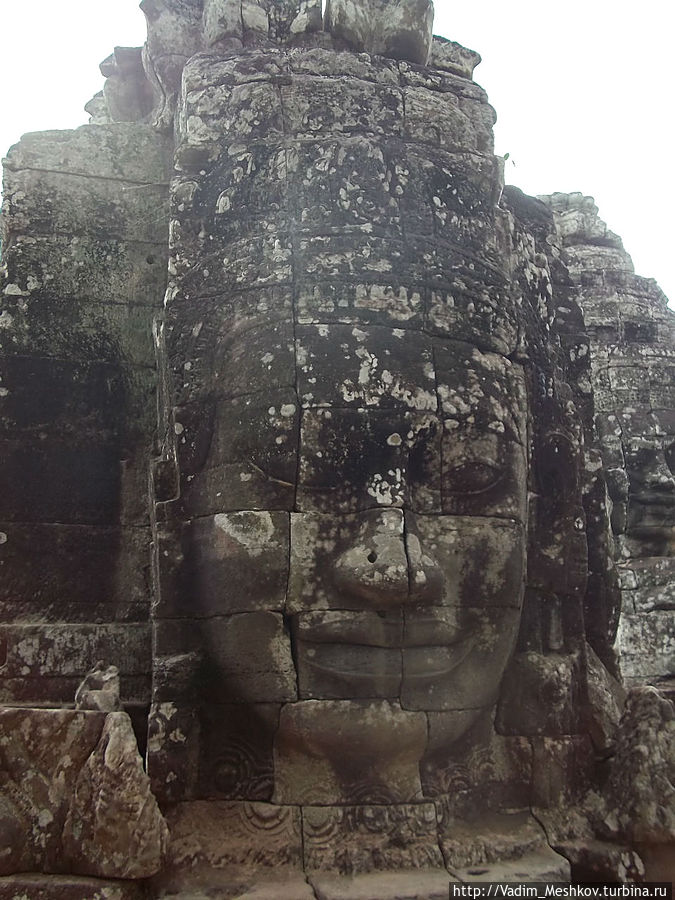 Байон — храмовый комплекс в центре Ангкор Тома, построен в честь Джаявармана VII. Храм имеет три уровня и его окружают три стены. Ангкор (столица государства кхмеров), Камбоджа