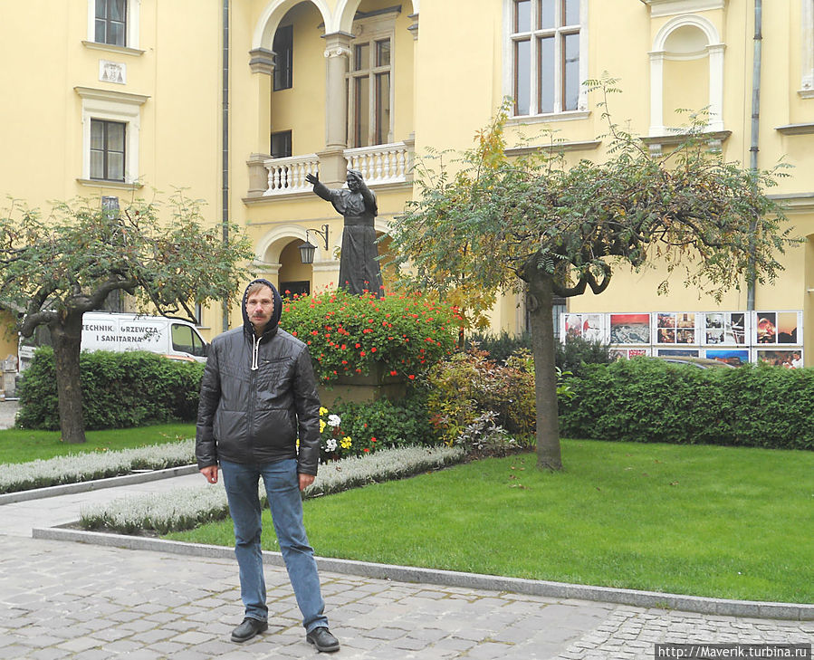 Во внутреннем дворе Деканского дома (ул. Канонича,21). Здесь жил викарий краковской епархии Кароль Войтыла — папа Римский Иоанн Павел II. Во внутреннем дворе Деканского дома (ул. Канонича,21). Здесь жил викарий краковской епархии Кароль Войтыла — папа Римский Иоанн Павел II.