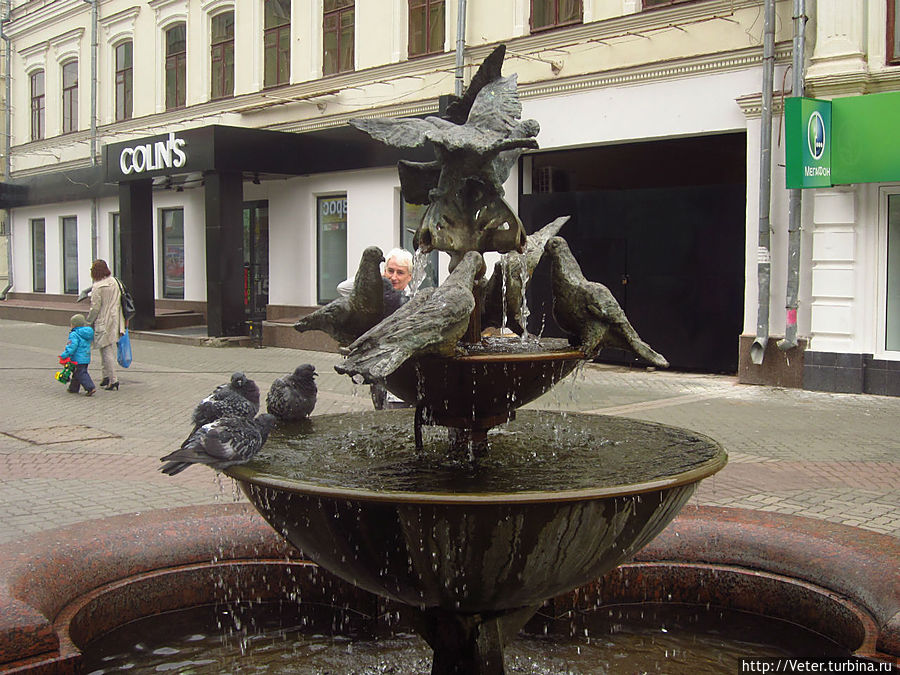 Очень интересный фонтан с фигурками в виде голубей. Казань, Россия