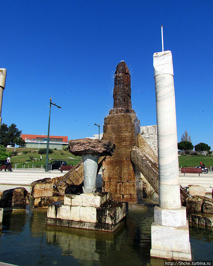 Наверху монумент 25 апреля — день Свободы в Португалии, открытый в 1997 году Наверху монумент 25 апреля — день Свободы в Португалии, открытый в 1997 году