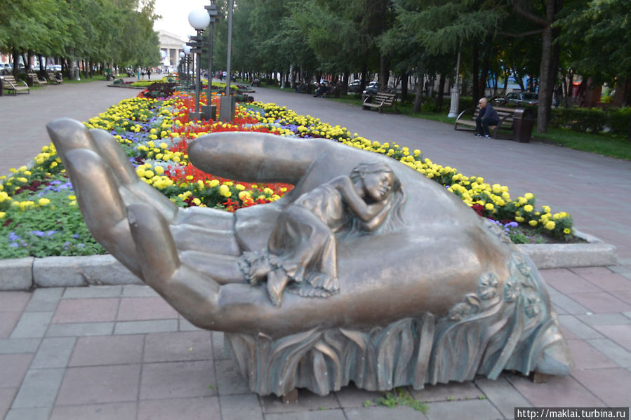 Рука, качающая колыбель. Кемерово, Россия