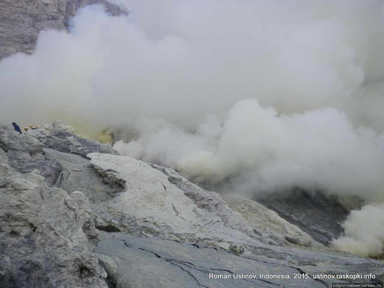 Самая адская работа: добыча серы в кратере вулкана Иджен Кавах-Иджен, Индонезия