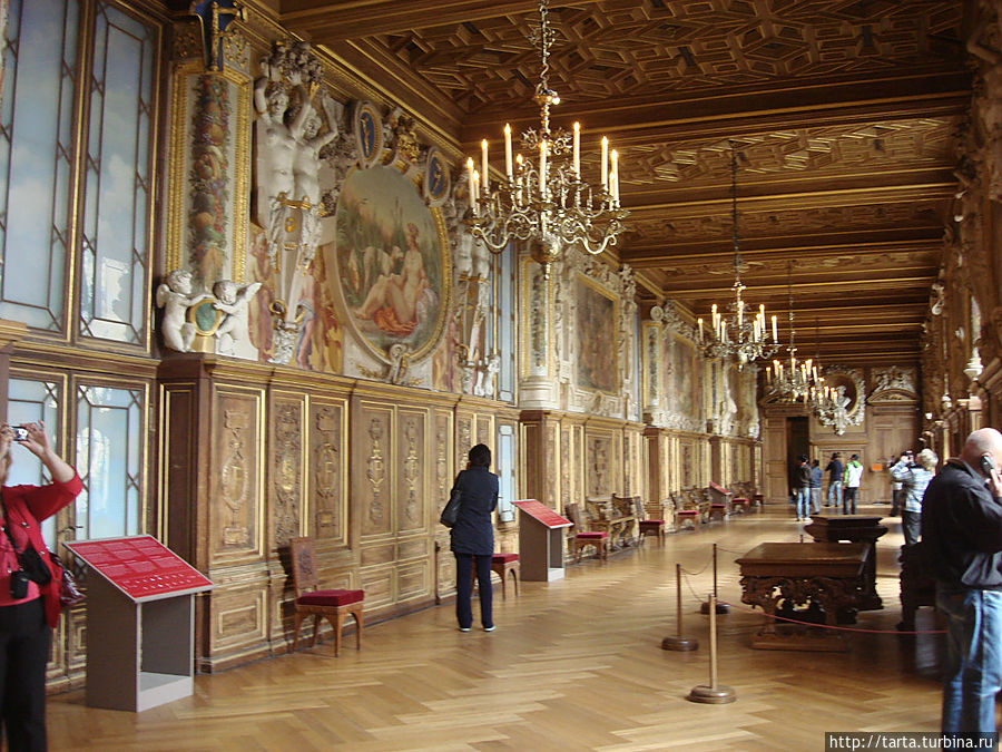 Похожий на тронный зал служил некогда приемной Фонтенбло, Франция