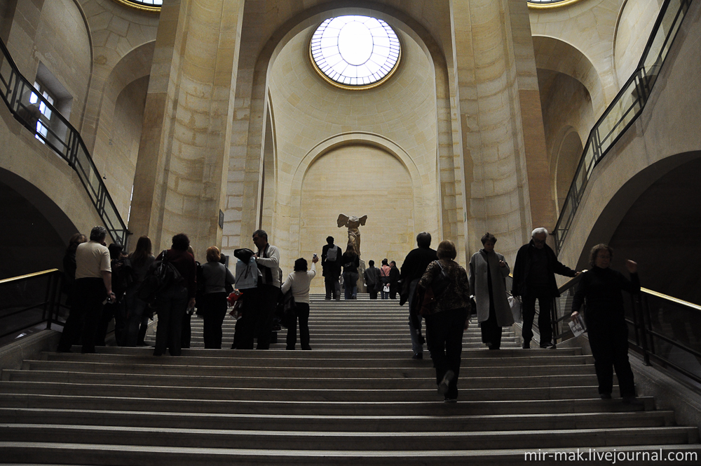 Вверху видна еще одна изюминка коллекции музея – Ника Самофракийская. Париж, Франция
