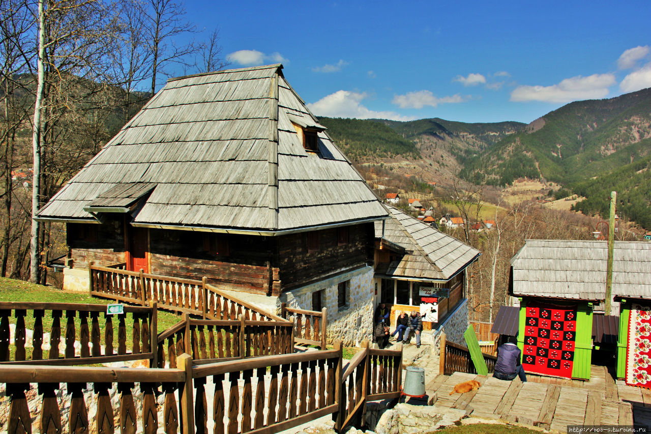 Внизу скучают продавцы сувениров Мокра Гора, Сербия