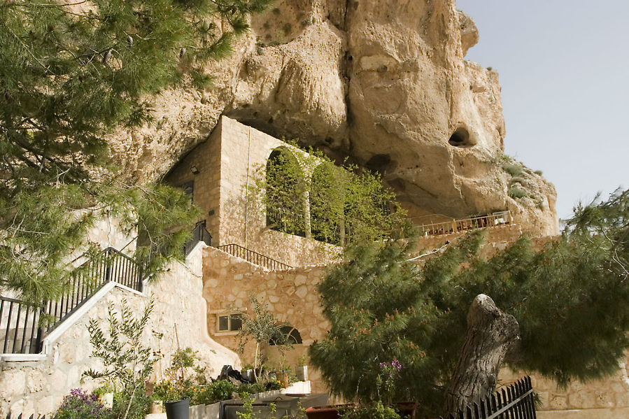 Пещера Фёклы является частью монастыря. Маалула, Сирия