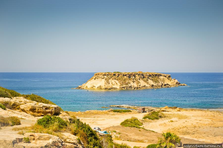 Напротив храма в море возвышается остров. Акамас полуостров Национальный Парк, Кипр