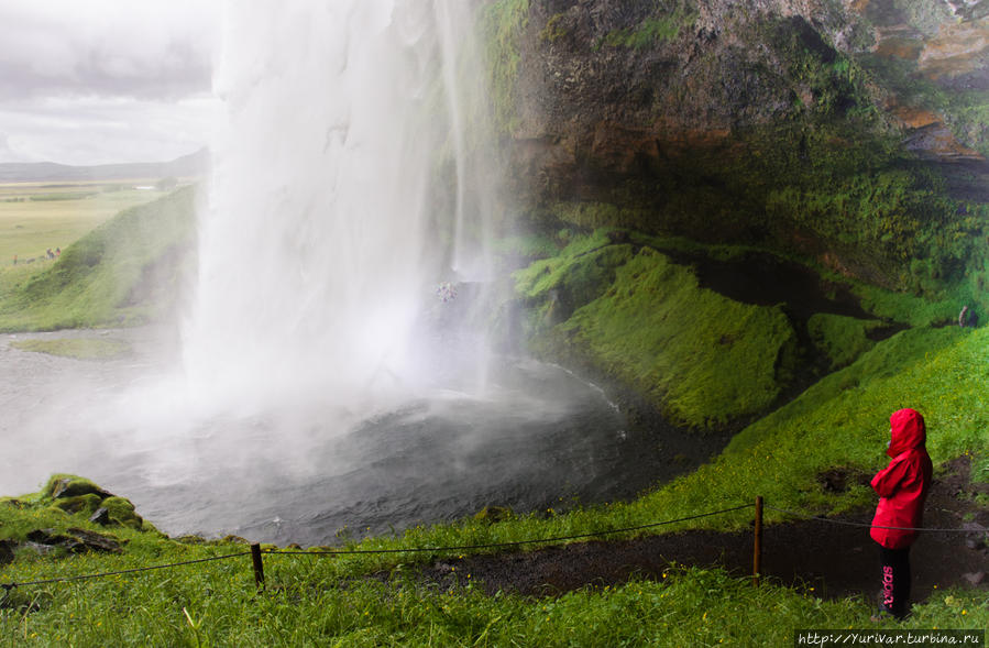 Водопад Селйяландсфосс можно обойти по мокрой тропе сзади Скогар, Исландия